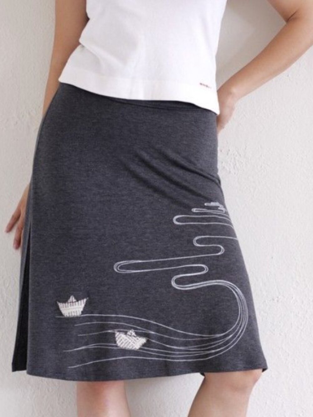 Zoe's Lollipop Paper Sailboats Gray Jersey Knit Fold Over Skirt | Medium